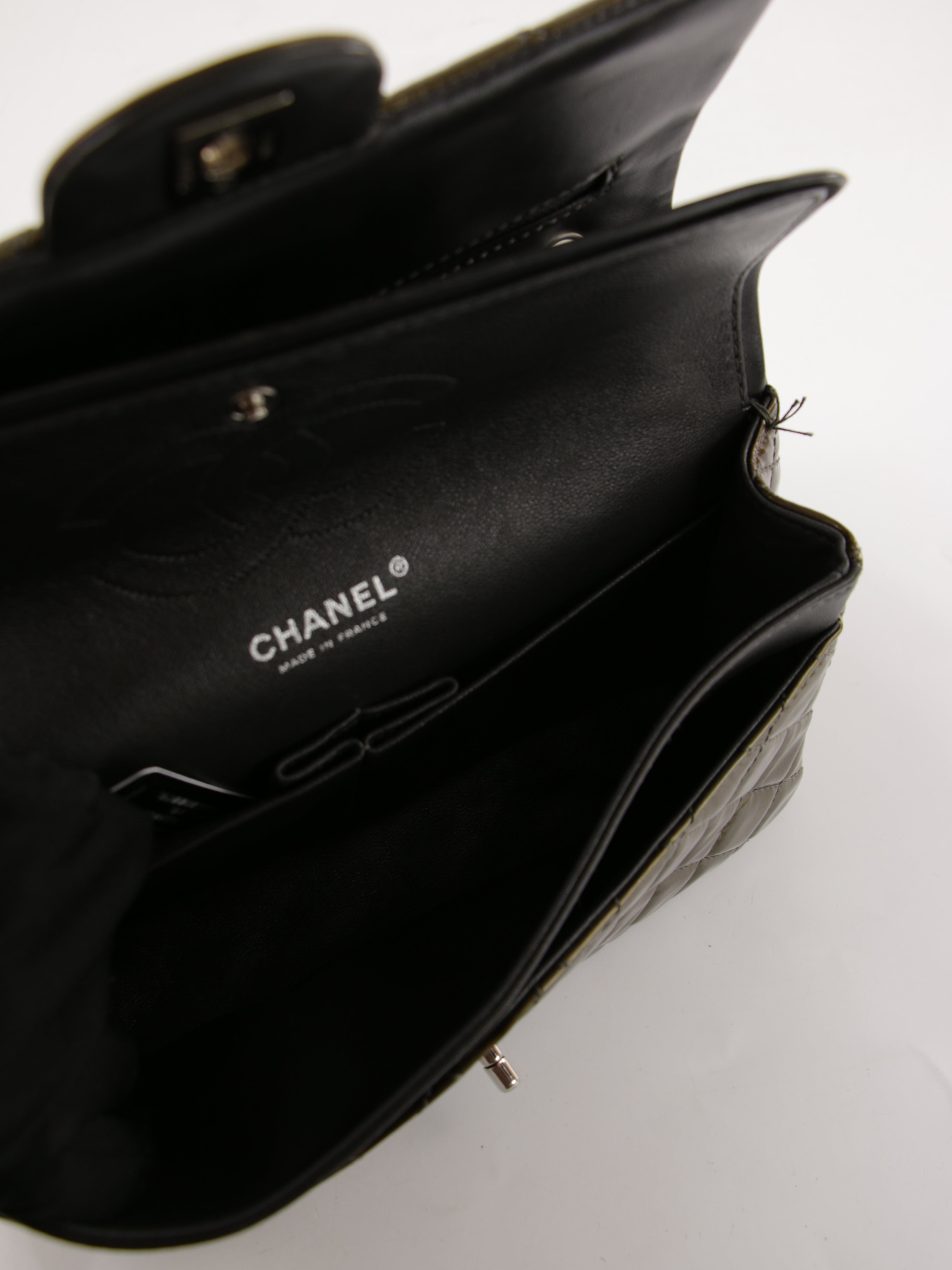 Medium Classic Flap