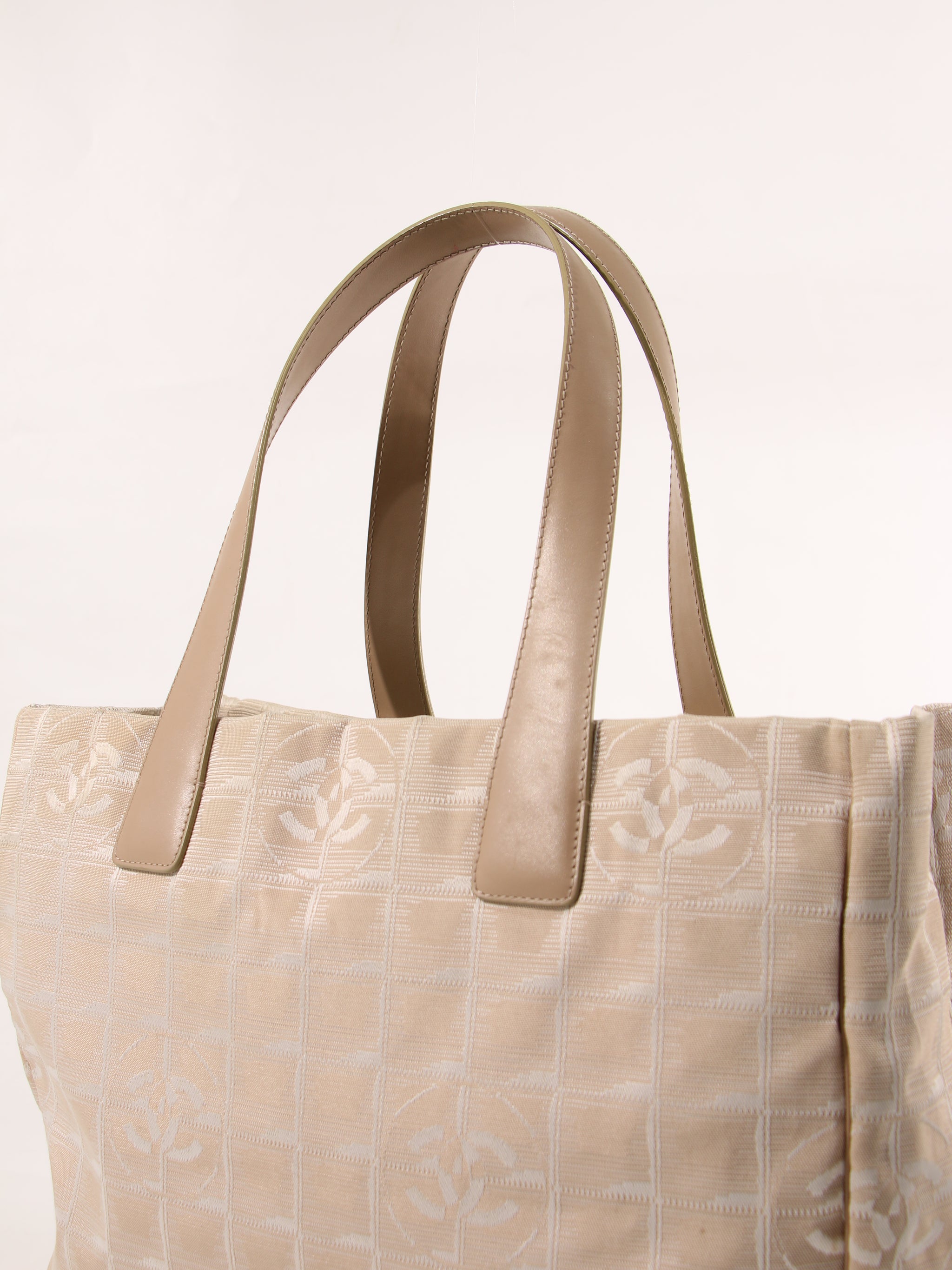 Medium New Travel Line Tote