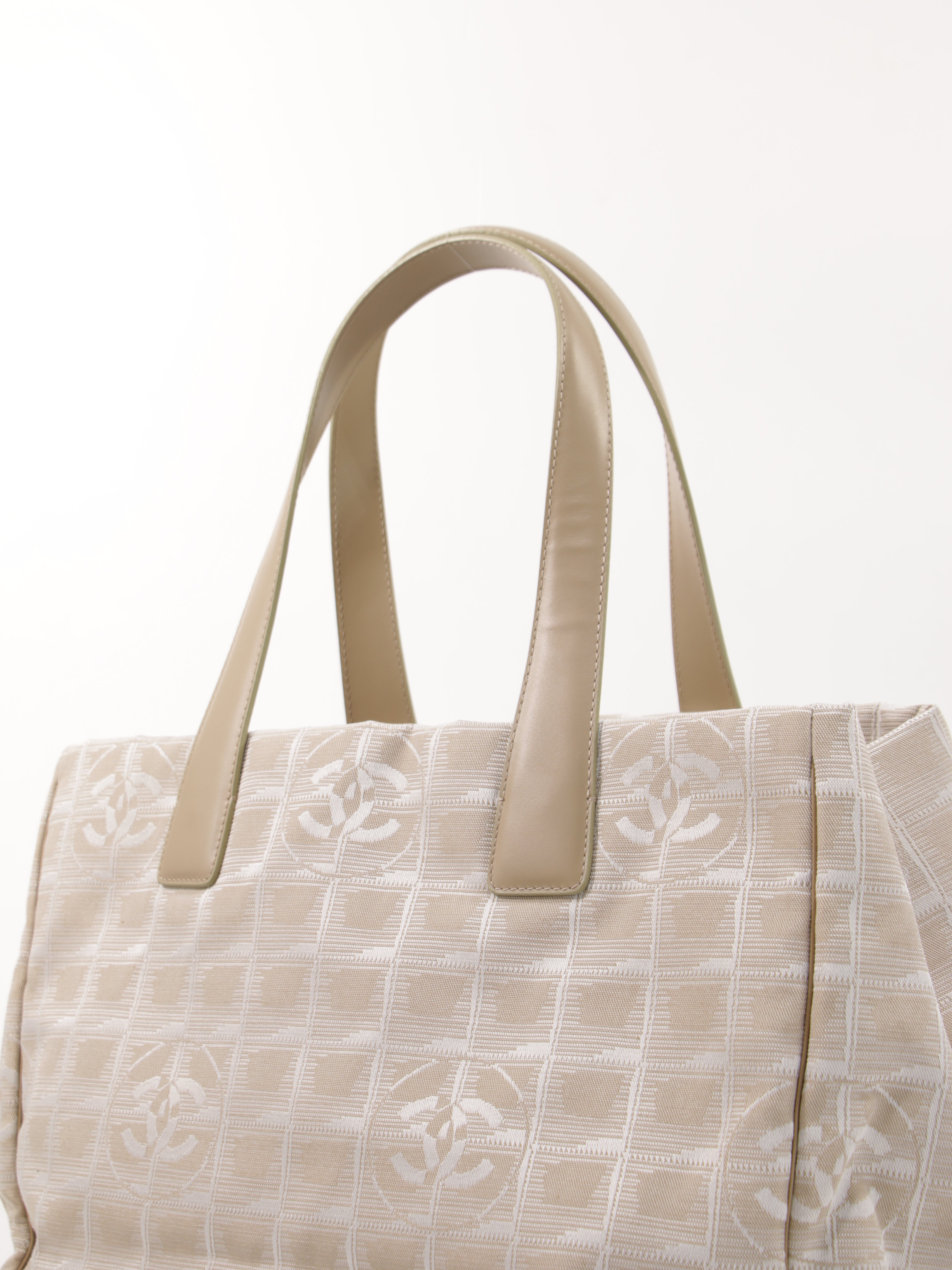 Medium New Travel Line Tote