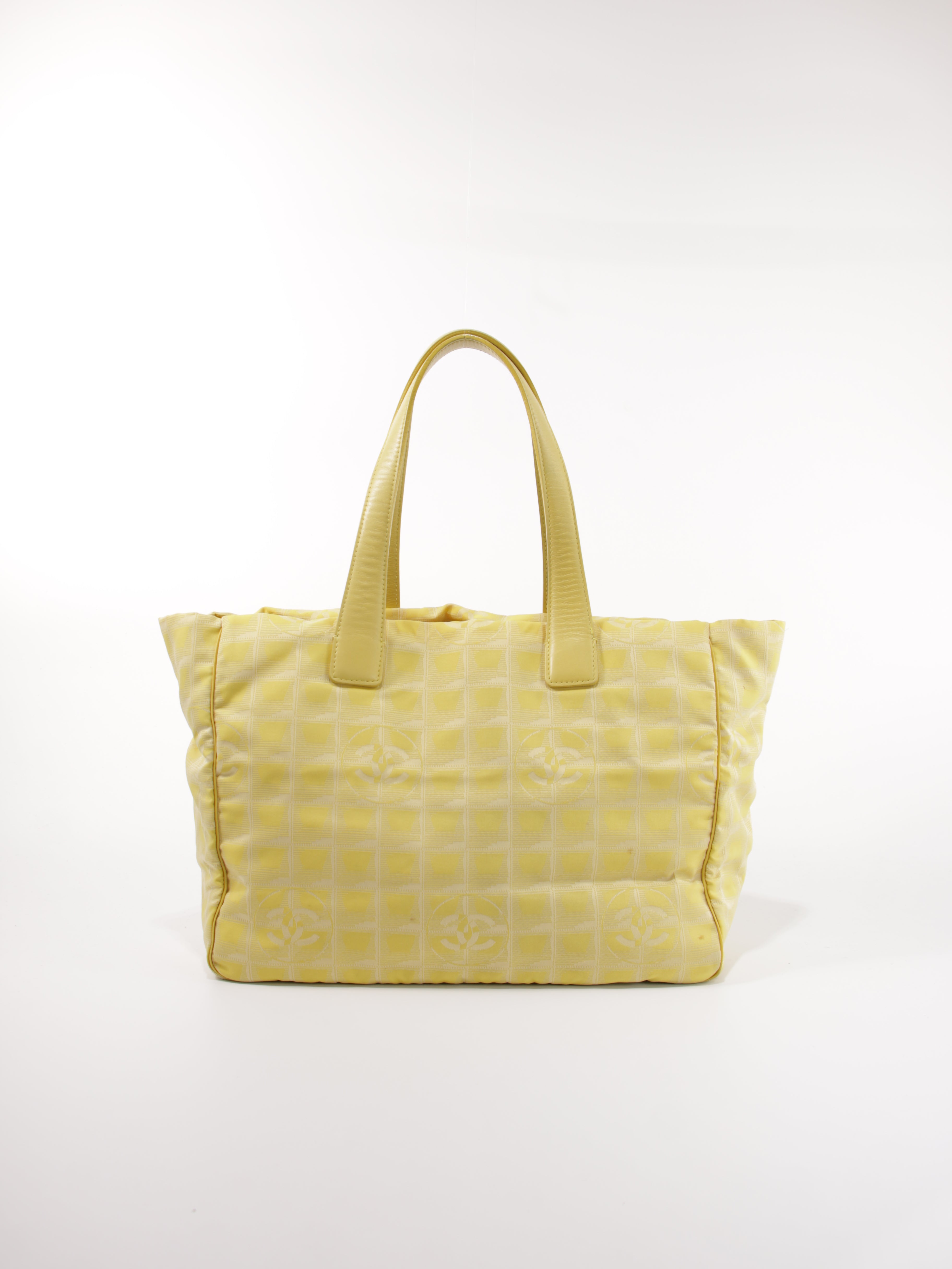 Medium New Travel Line Tote