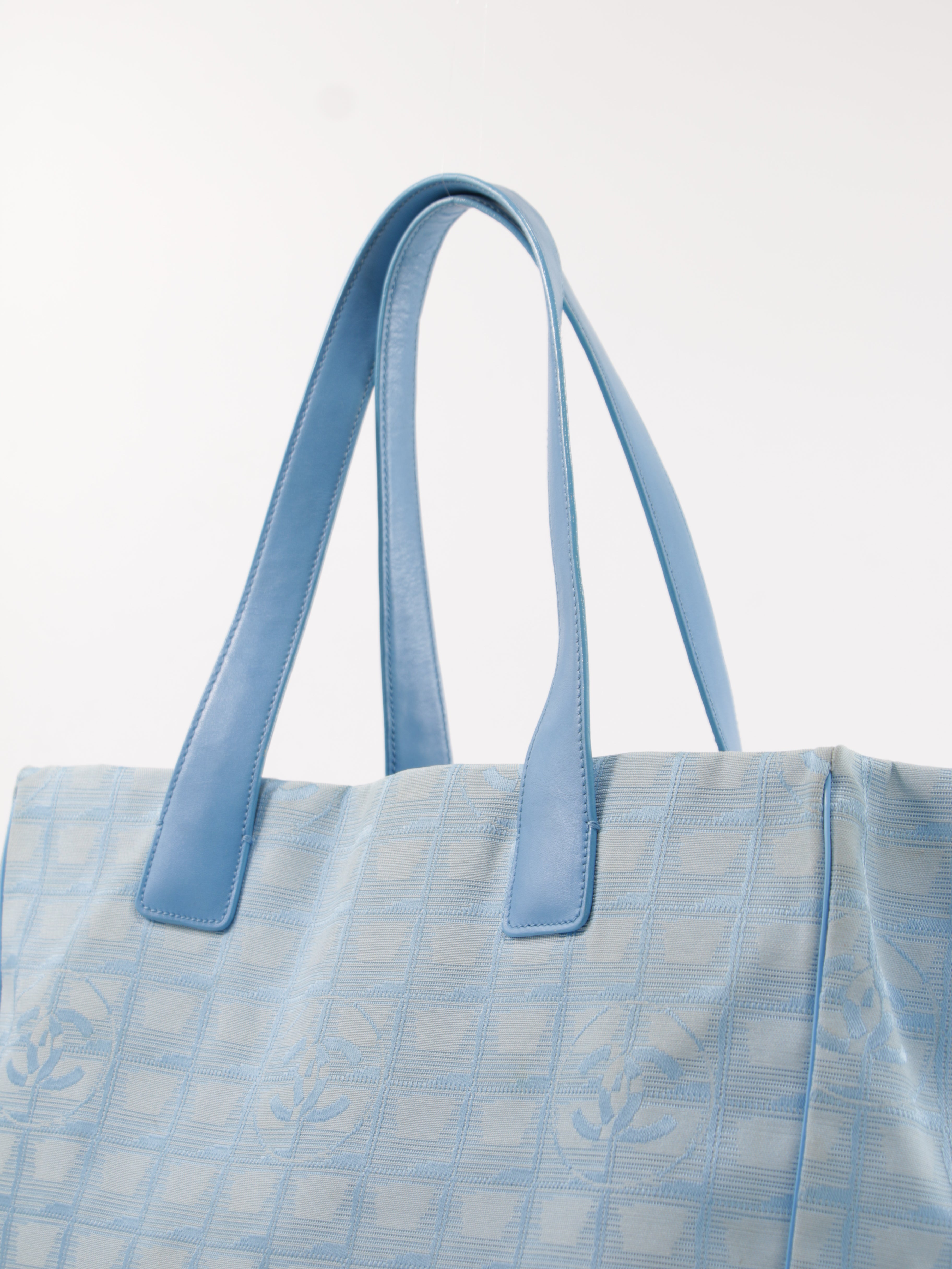Medium New Travel Line Tote