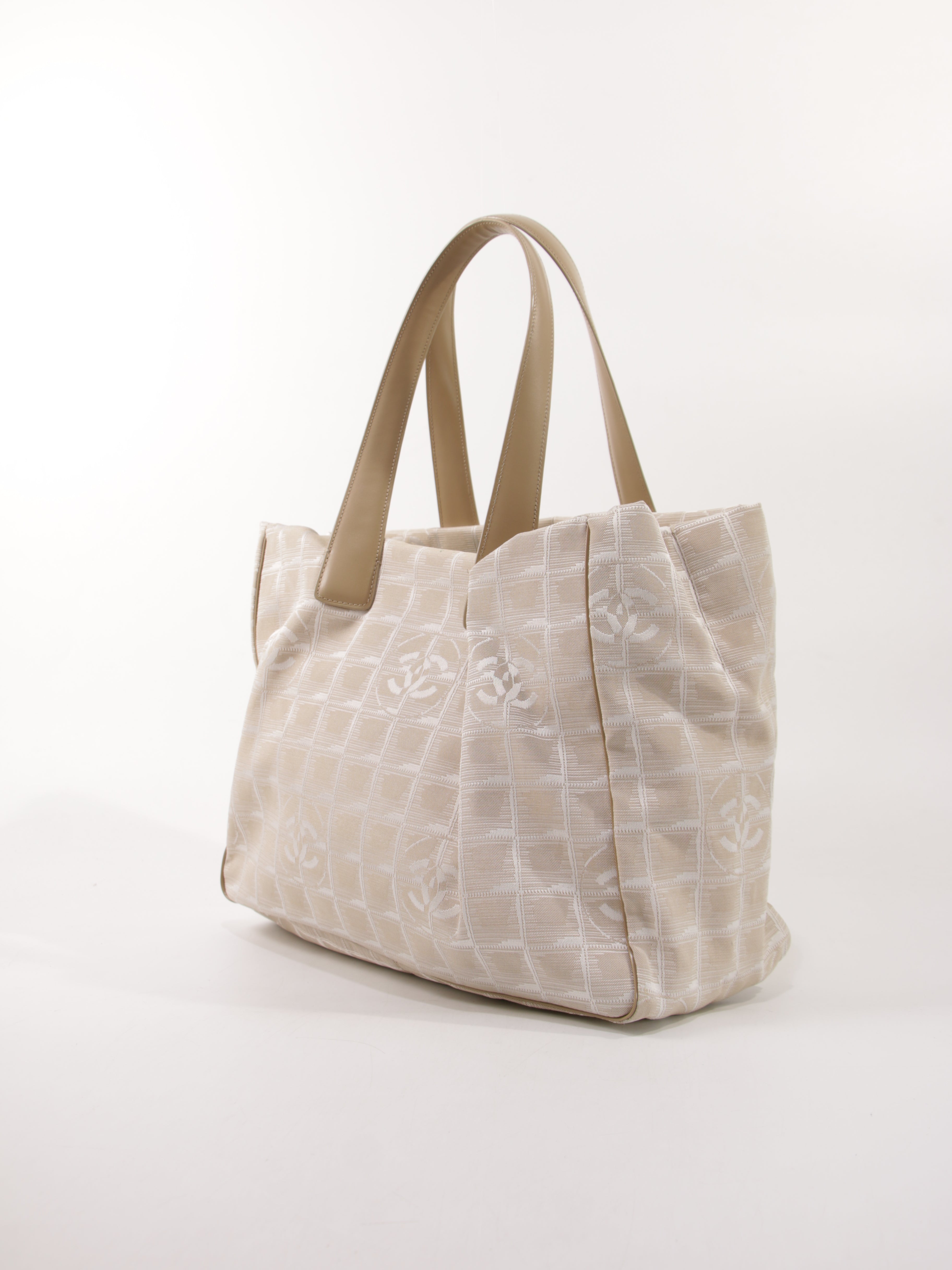 Medium New Travel Line Tote
