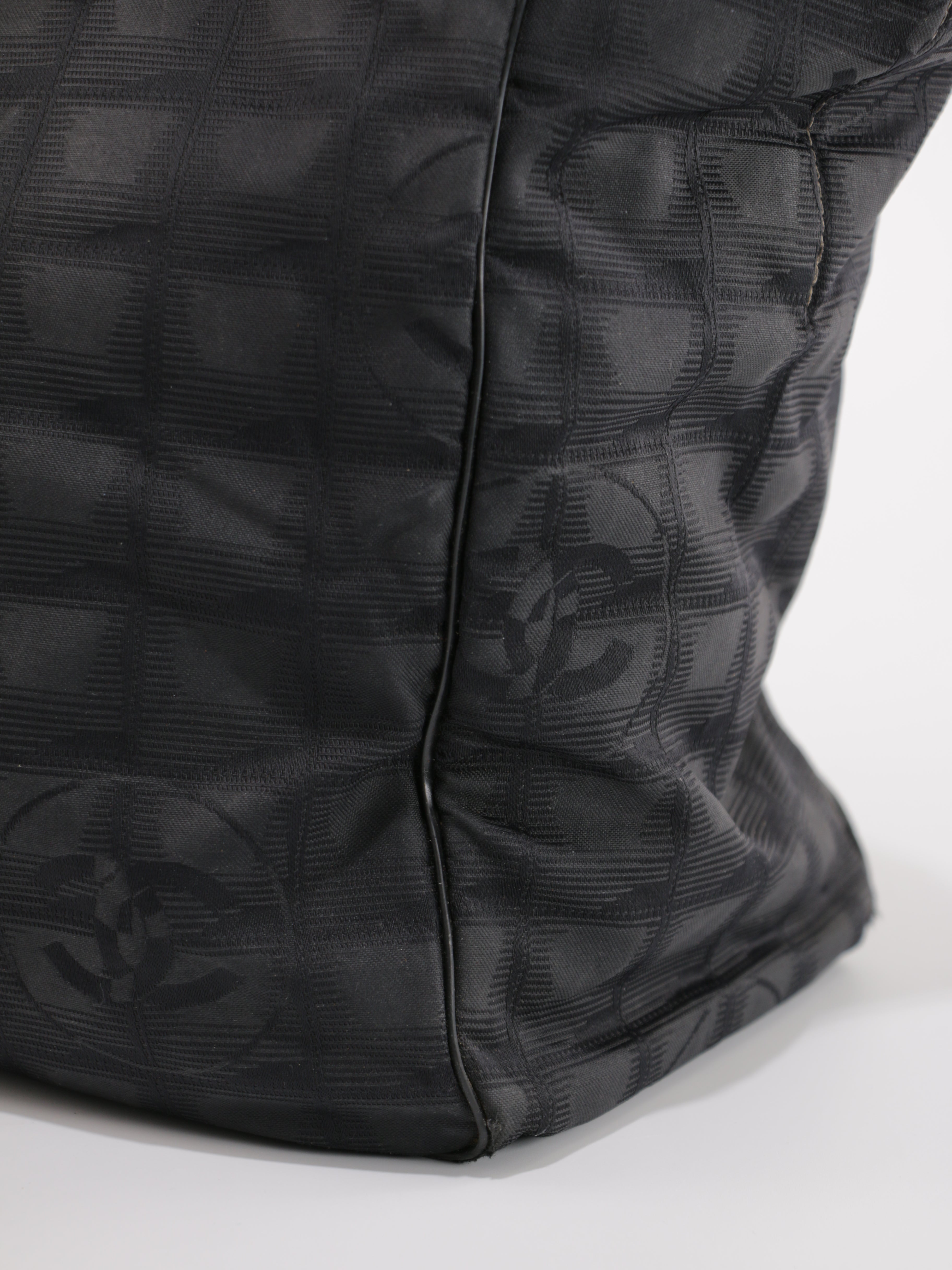 Medium New Travel Line Tote