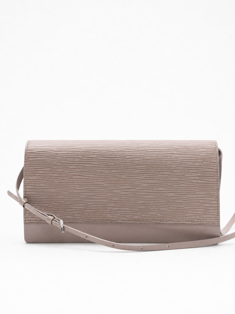 Louis Vuitton clutcher
