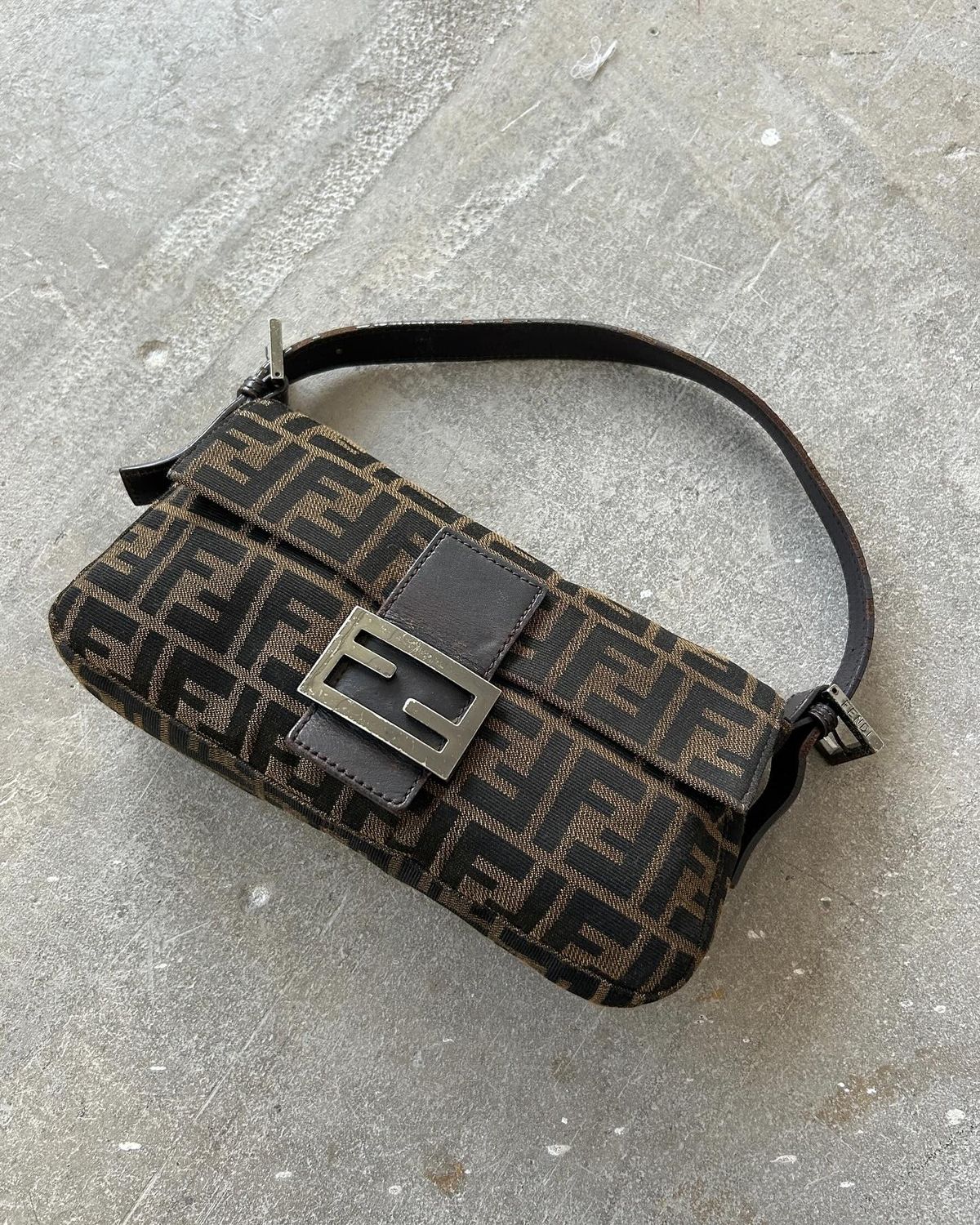 FENDI BAGUETTE VESKER